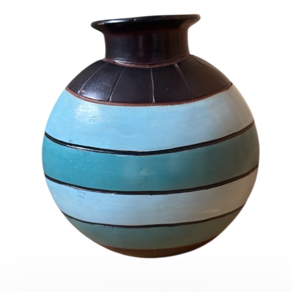 Handmade, Miguel Sullon Paz Artist Signed Vase. Chulucanas, Peru